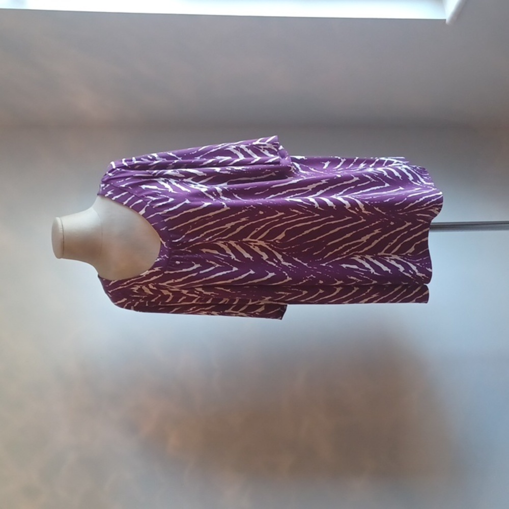 4/$16- Susan Graver NWOT purple  and white top.